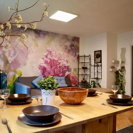 Family Cozy Metro Access Apartment